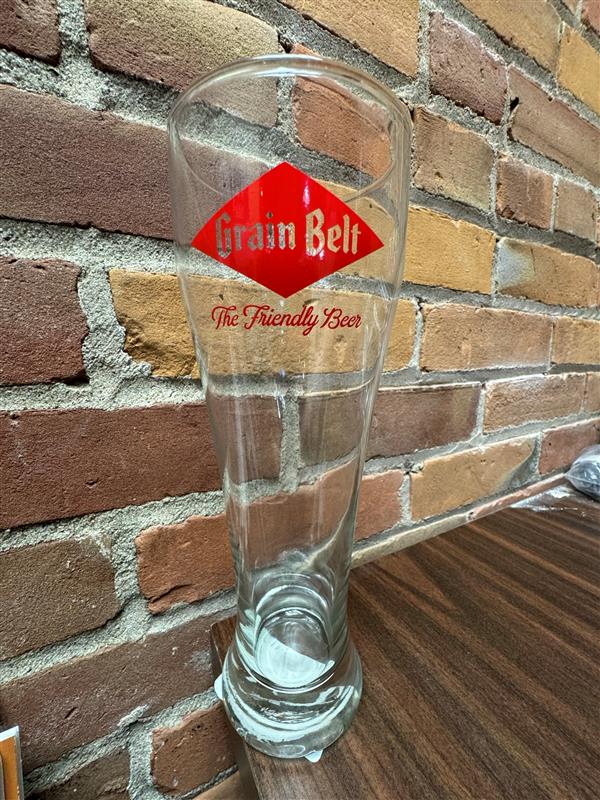 23oz schooner style glass with Grain Belt logo on front.